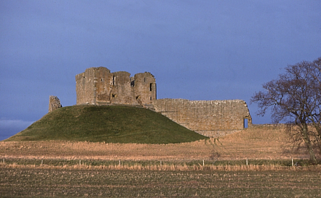 File:Duffus Castle - geograph.org.uk - 217158.jpg