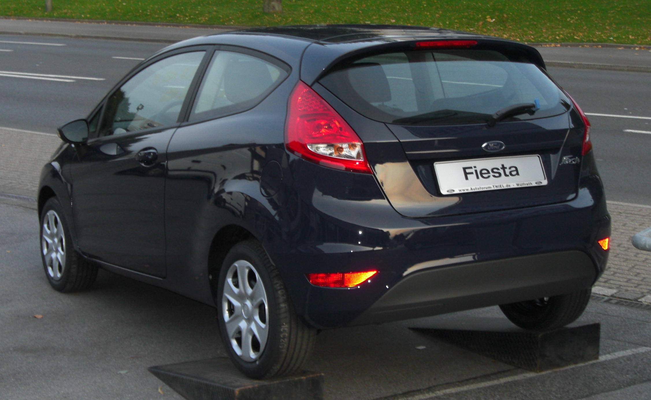 https://upload.wikimedia.org/wikipedia/commons/0/0a/Ford_Fiesta_MK7_rear.JPG