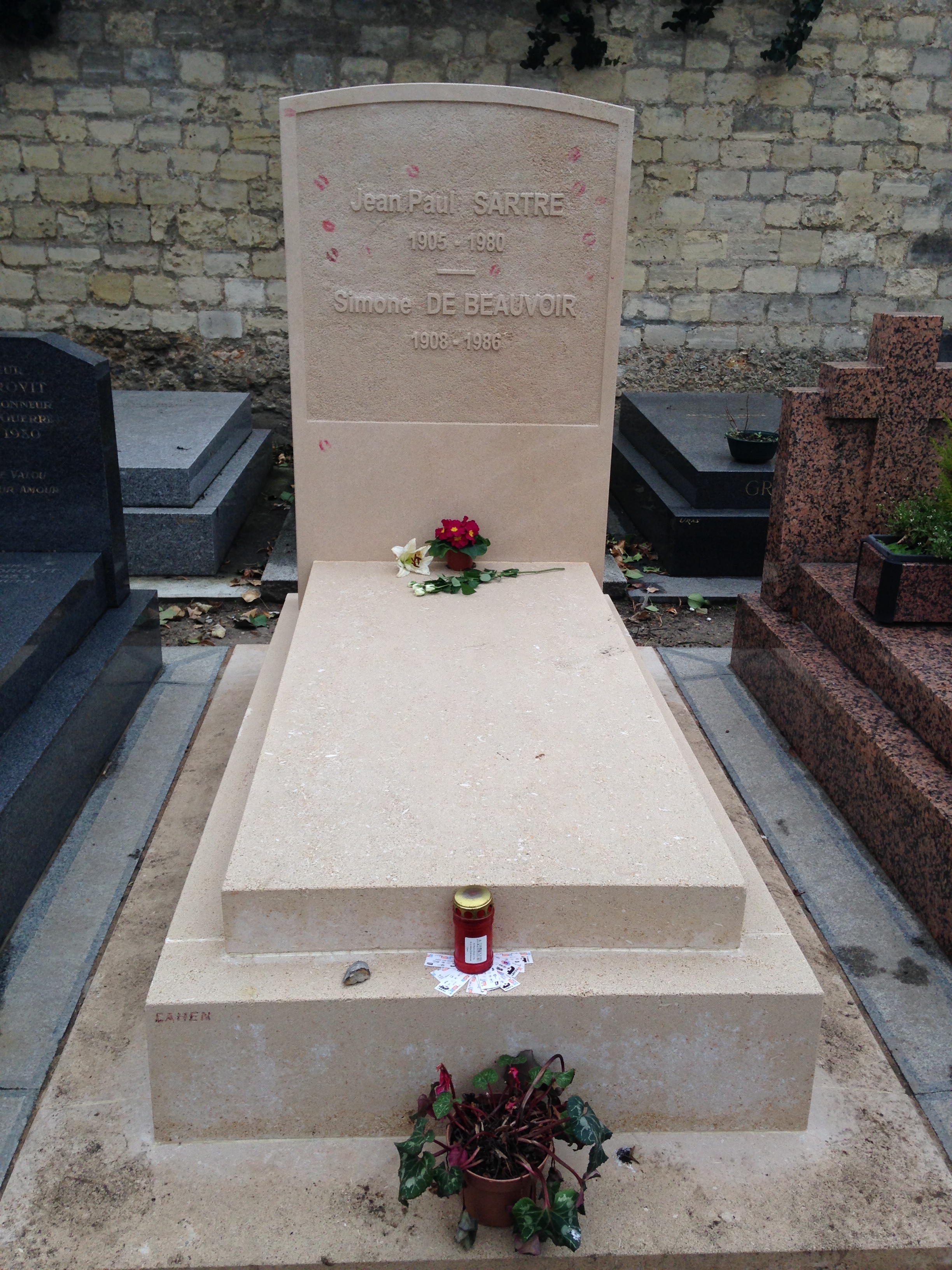 Grave_of_Jean-Paul_Sartre_and_Simone_de_Beauvoir_2016.jpg