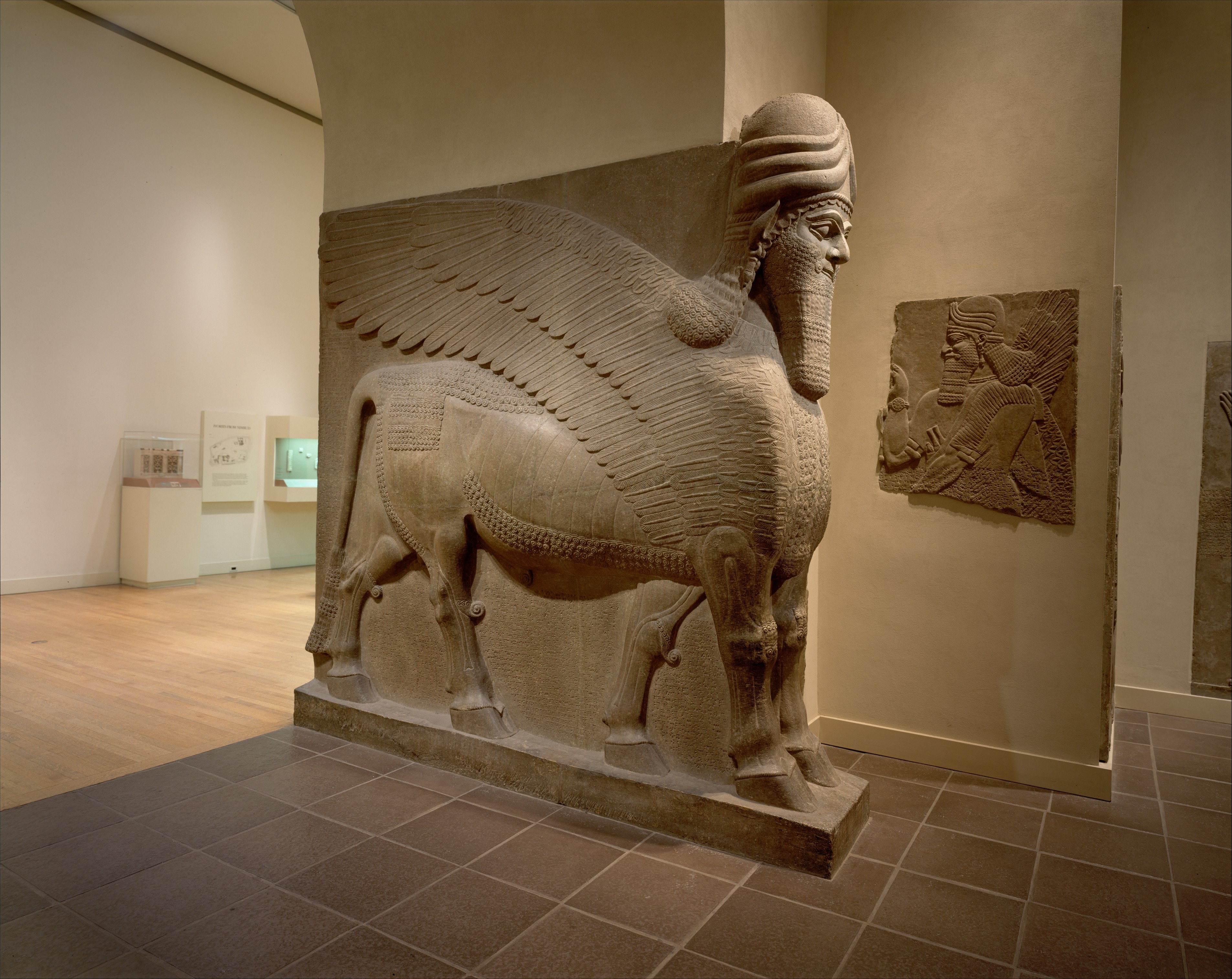 Крылатый бык. Британский музей ламассу Шеду. Шеду Ассирия скульптура. Месопотамия ламассу. Ламассу Ассирия.