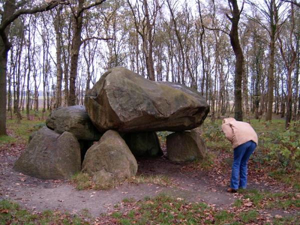 File:Hunebed Noordlaren.jpg