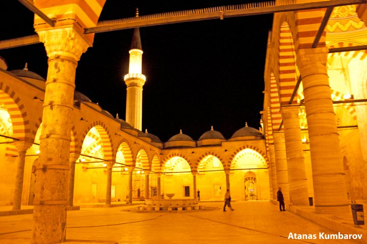 File:Inner court of the Üç Şerefeli Mosque.jpg