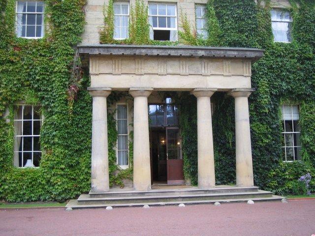 Small picture of Linden Hall Hotel courtesy of Wikimedia Commons contributors