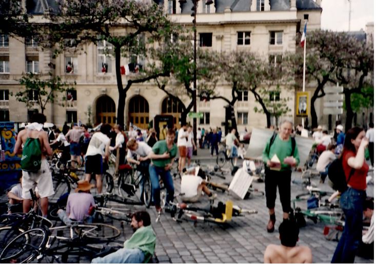 File:Manif vélo Mairie du XIII.jpg