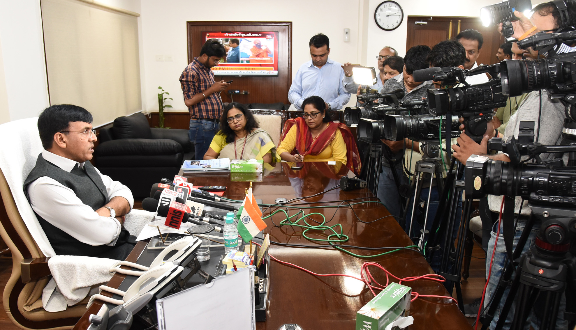 File:Mansukh L. Mandaviya holding a press conference to announce the Inter State Connectivity (ISC) Road Works programme for the year 2018-19 for Gujrat, in New Delhi (1).JPG - Wikimedia Commons