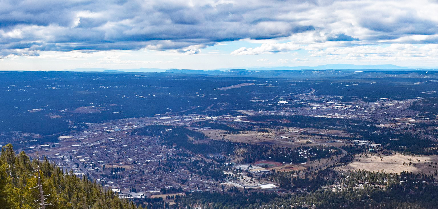 https://upload.wikimedia.org/wikipedia/commons/0/0a/Panorama_of_Flagstaff_%28cropped%29.jpg