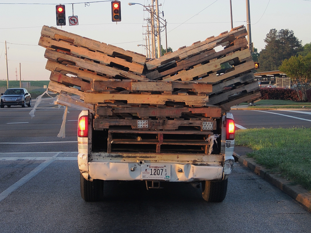 Pickup_truck_loaded_with_pallets_Memphis_TN_2013-04-25_001.jpg