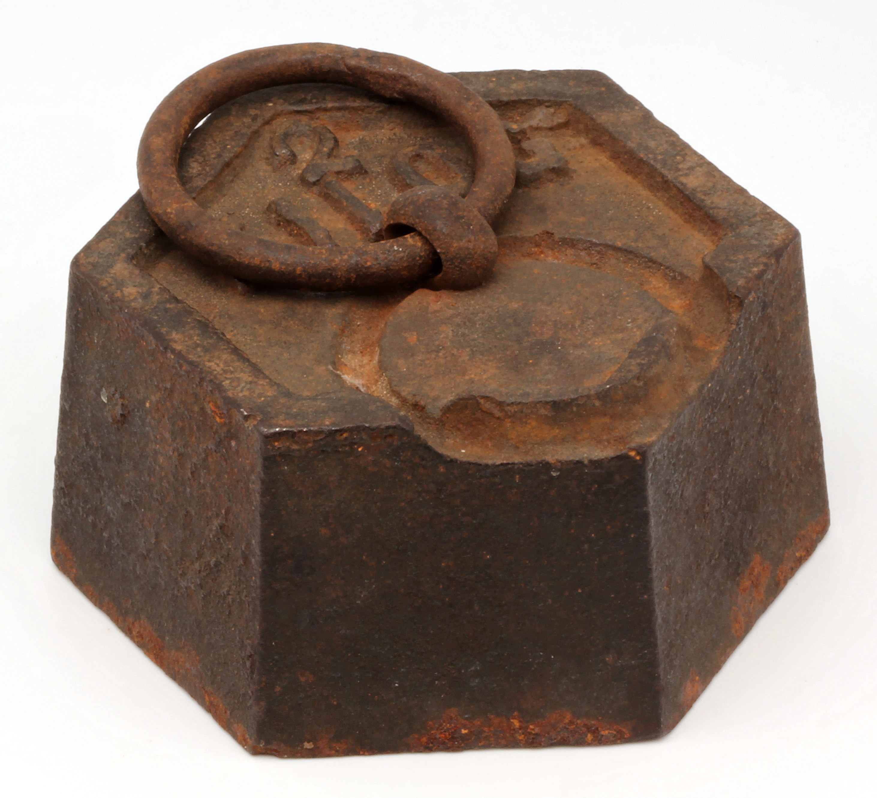 A {{cvt|2|kg}} cast iron weight used for [[balance (device for weighing)|balances]]