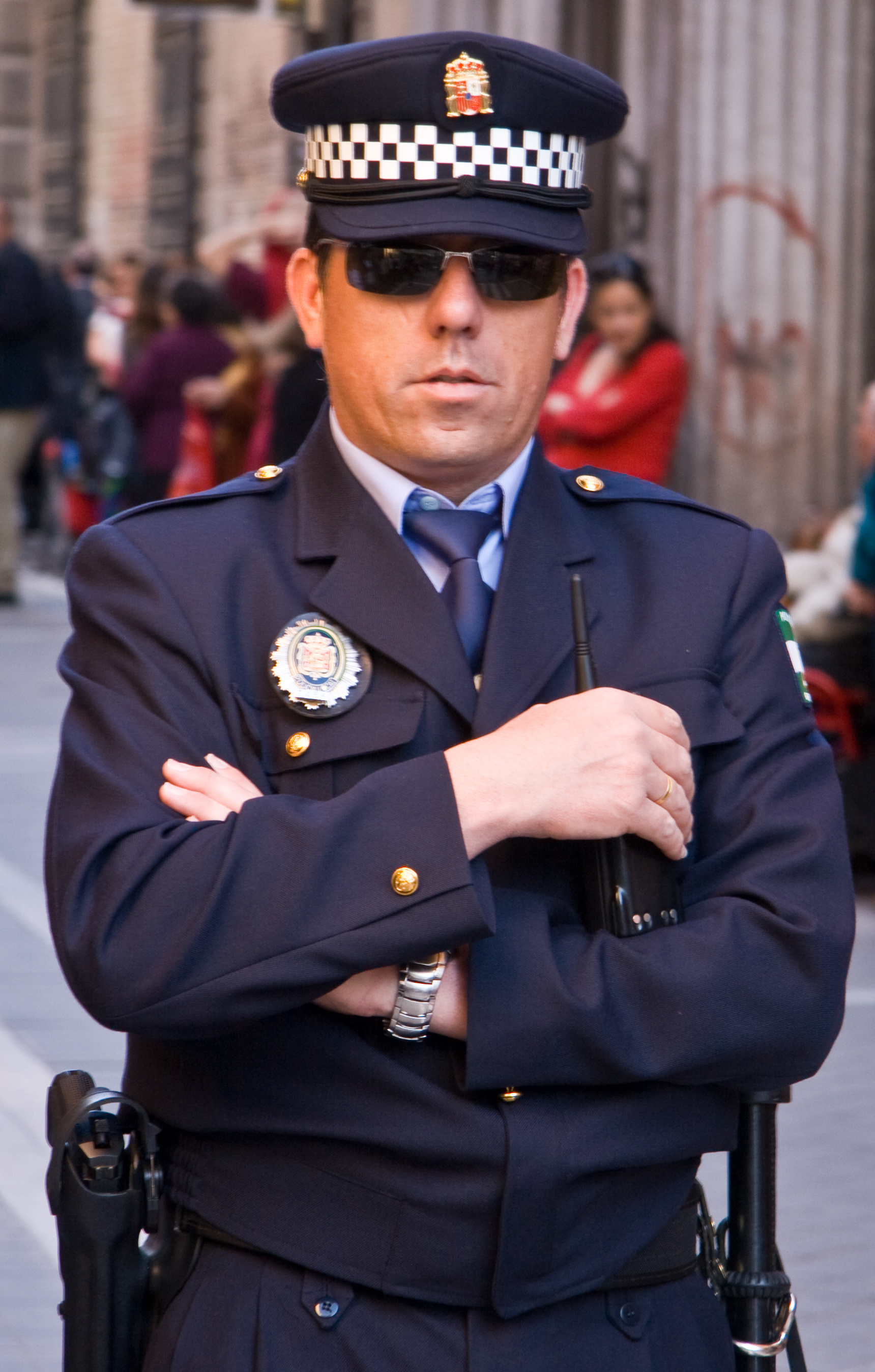 File:Police officer in Granada, Spain.jpg - Wikimedia Commons