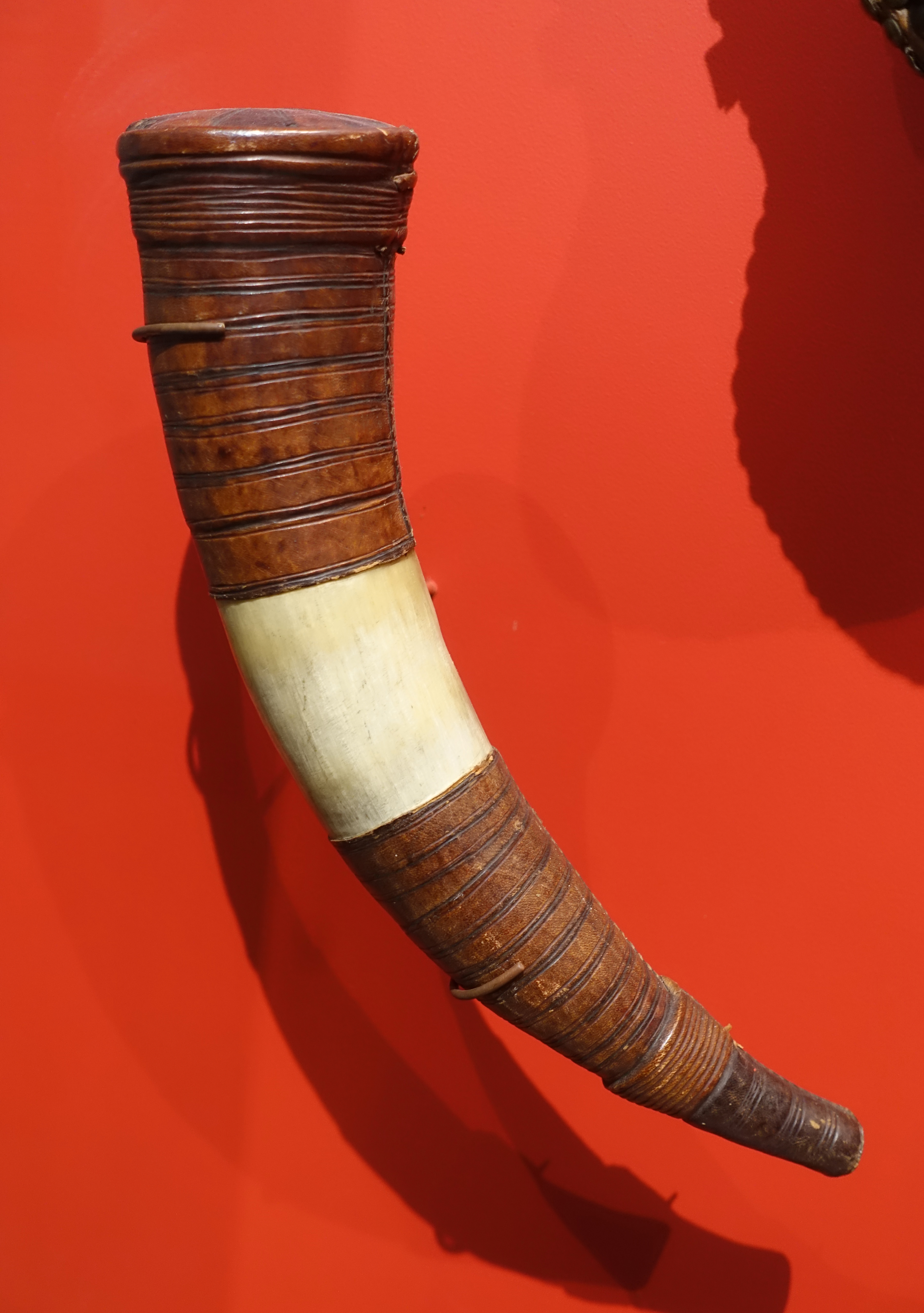 File:Powder flask, Northern Africa, horn, leather - African collection -  Peabody Museum, Harvard University - DSC06050.jpg - Wikimedia Commons