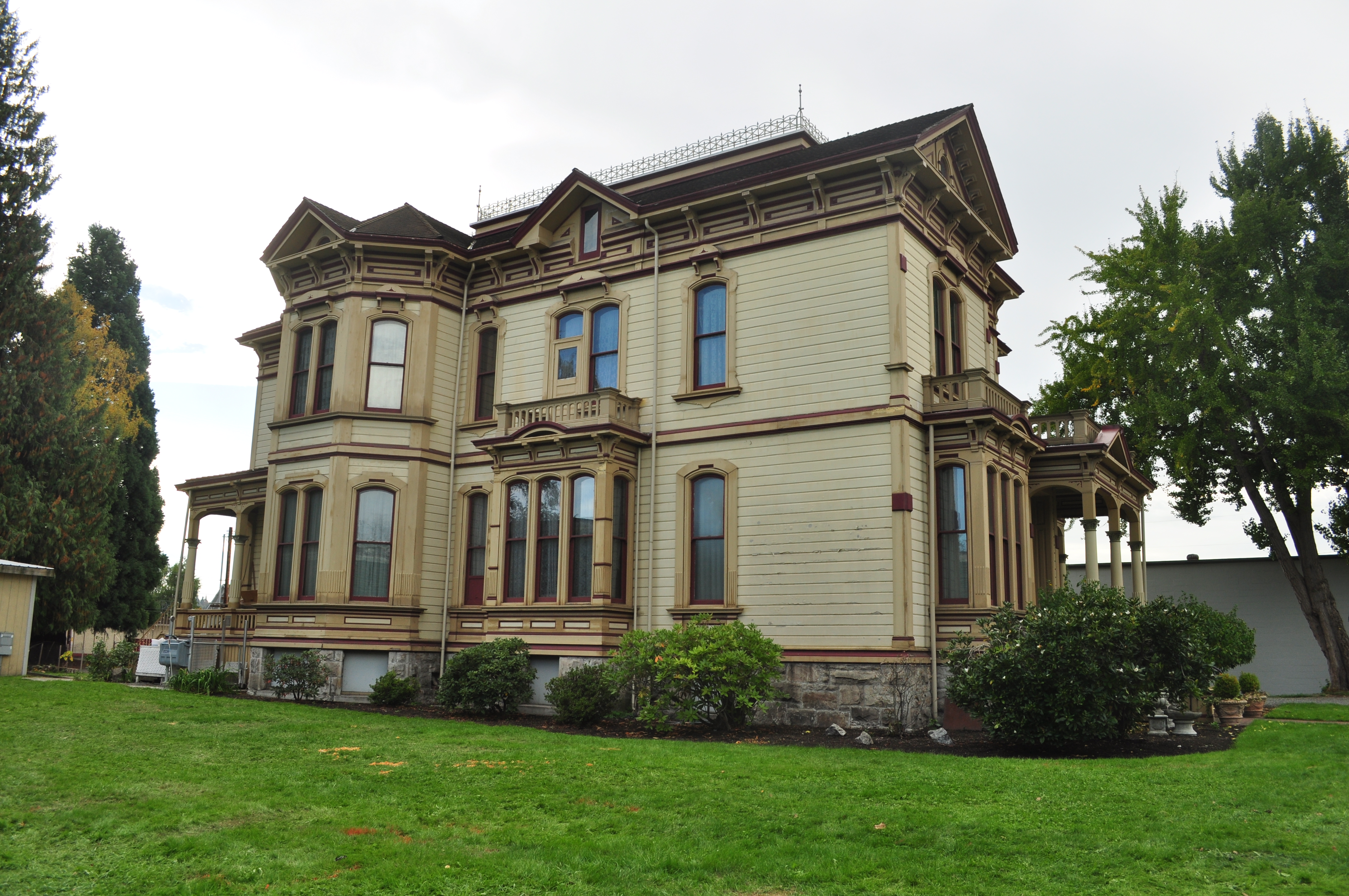 Особняк 2. Meeker Apartments Puyallup.