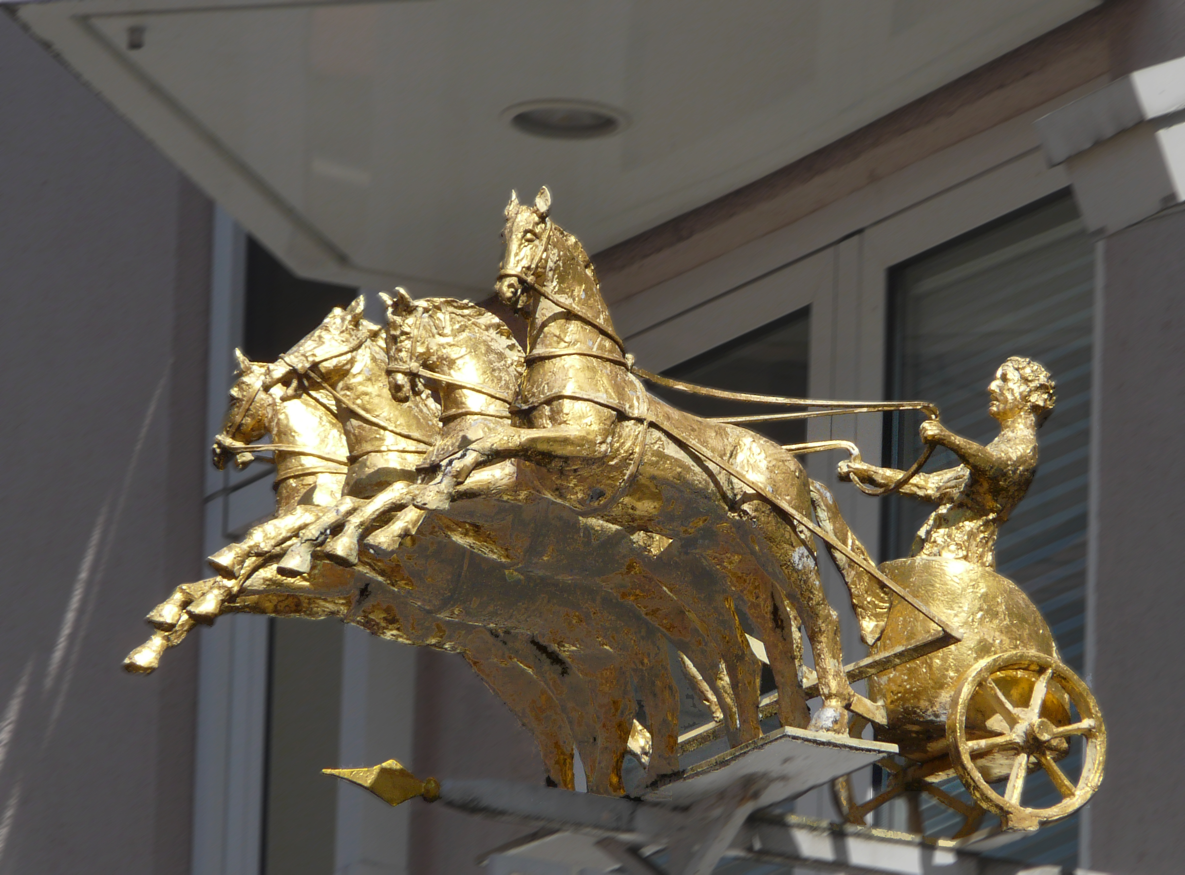 Ооо квадрига. Gold Statue.