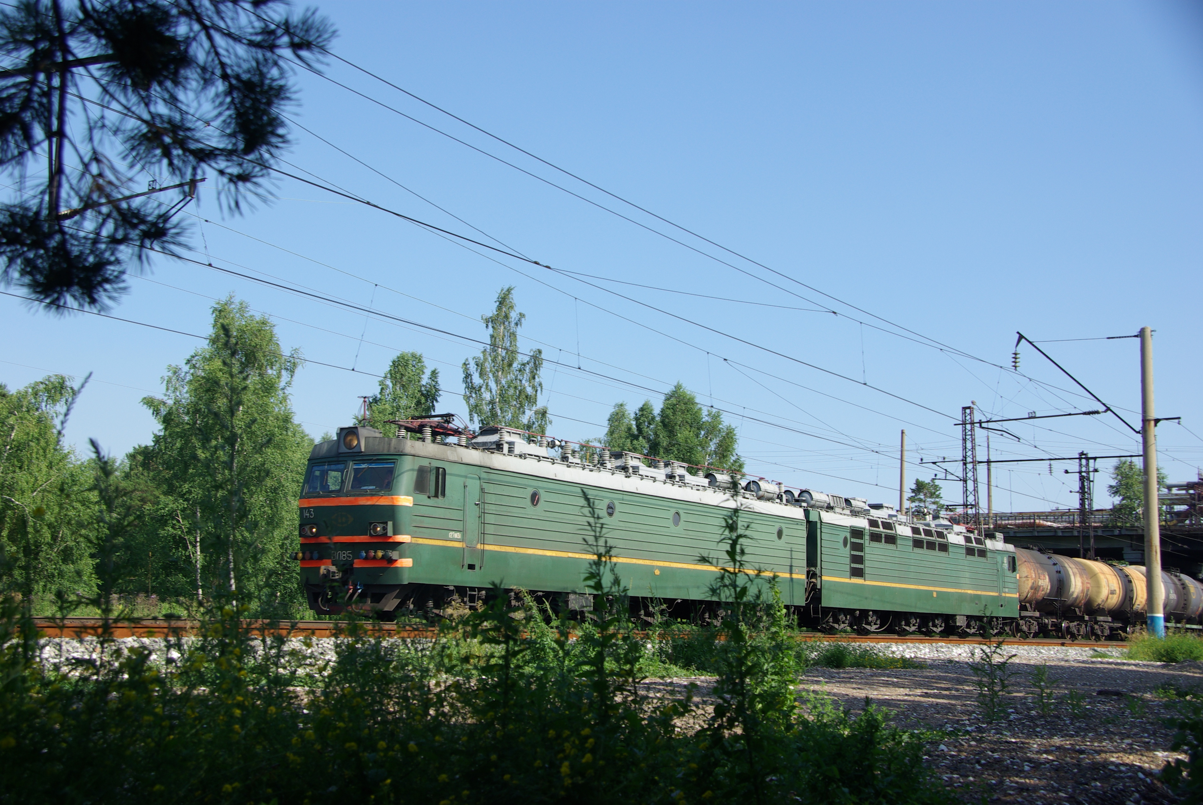 File:RZD VL85-143. Transsib line, Angarsk, Irkutsk oblast.  (26122889282).jpg - Wikimedia Commons