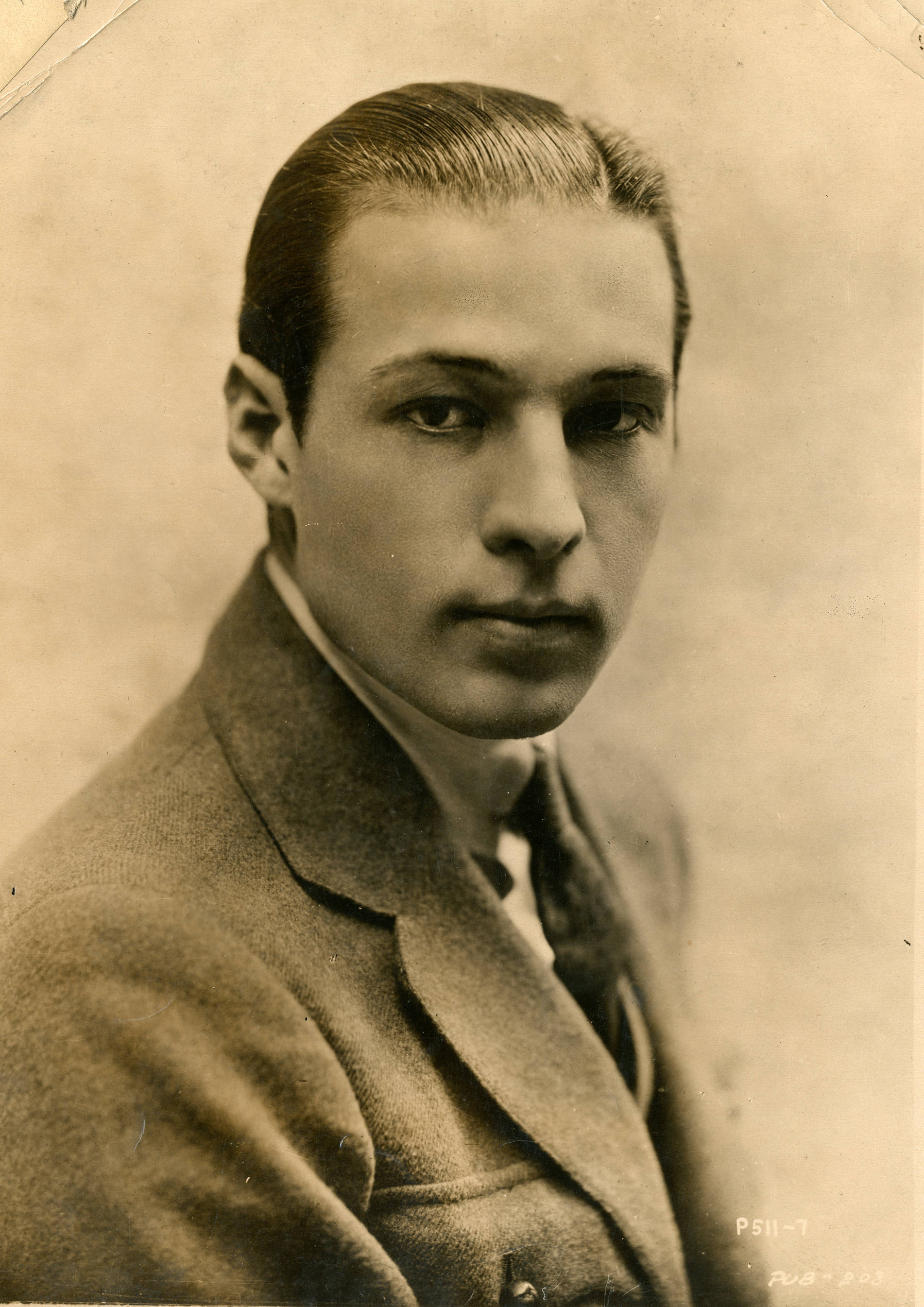 File:Rudolph Valentino, actor (SAYRE - Wikimedia