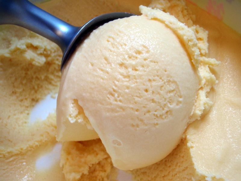 File:Scooping passionfruit ice cream (4566754508).jpg