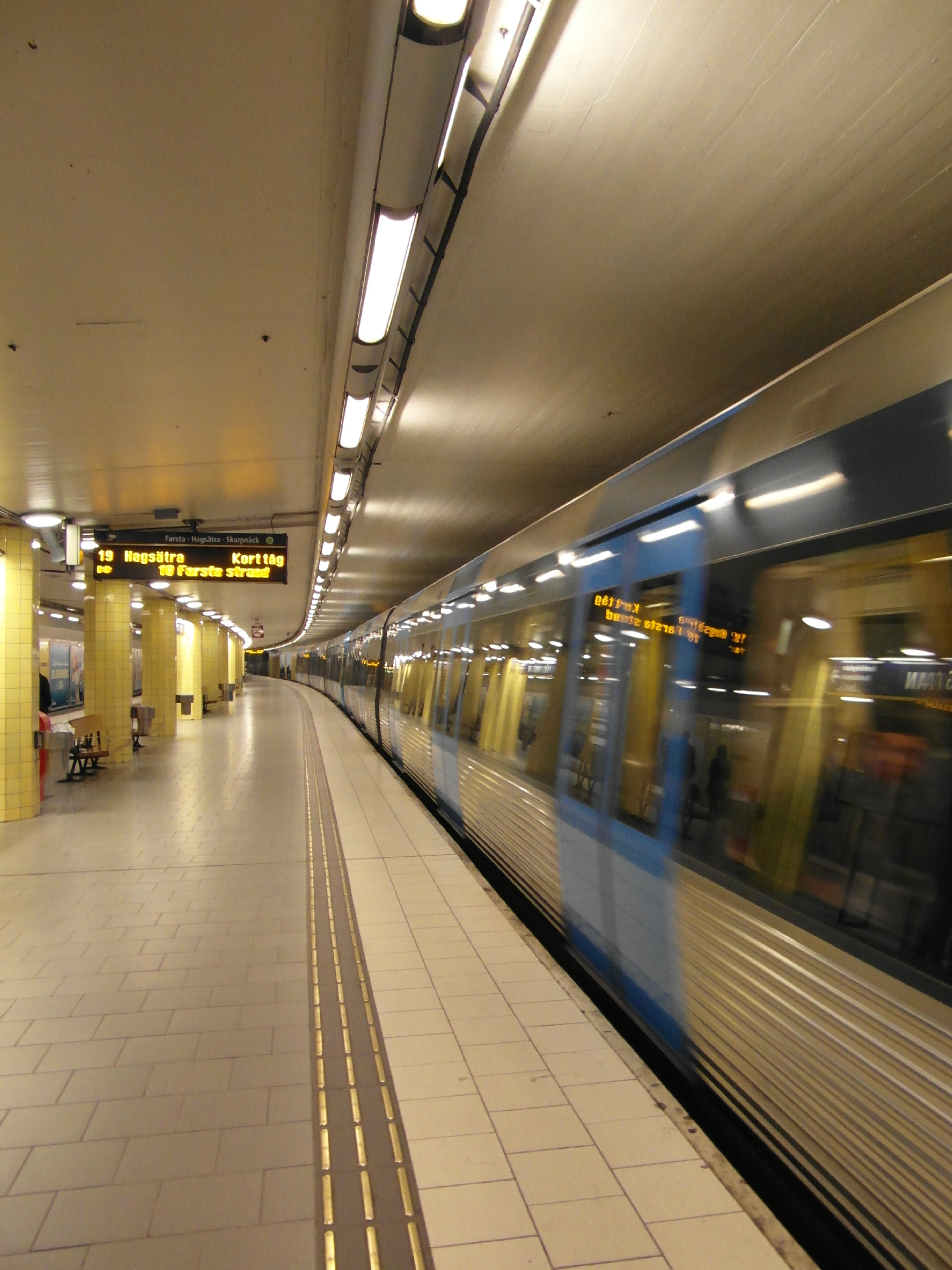 File:Stockholm - Tunnelbana - Rådmansgatan (11123232563).jpg 