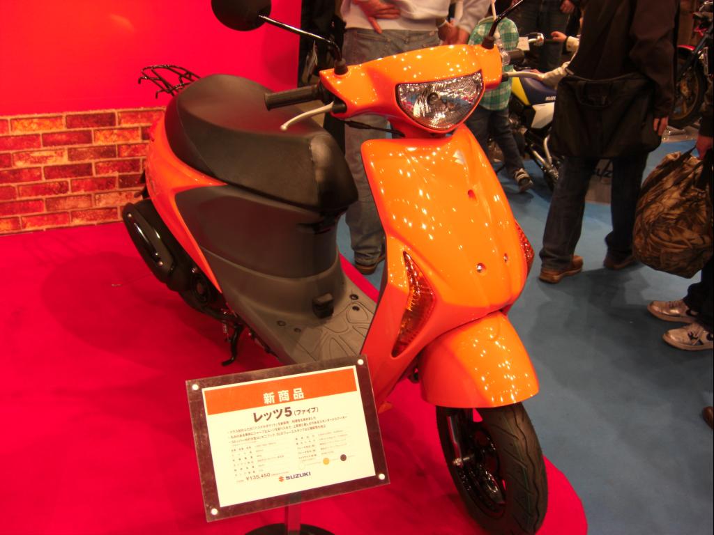 File:Suzuki Let's 5 in tokyo motorcycle show 2008.jpg - Wikimedia