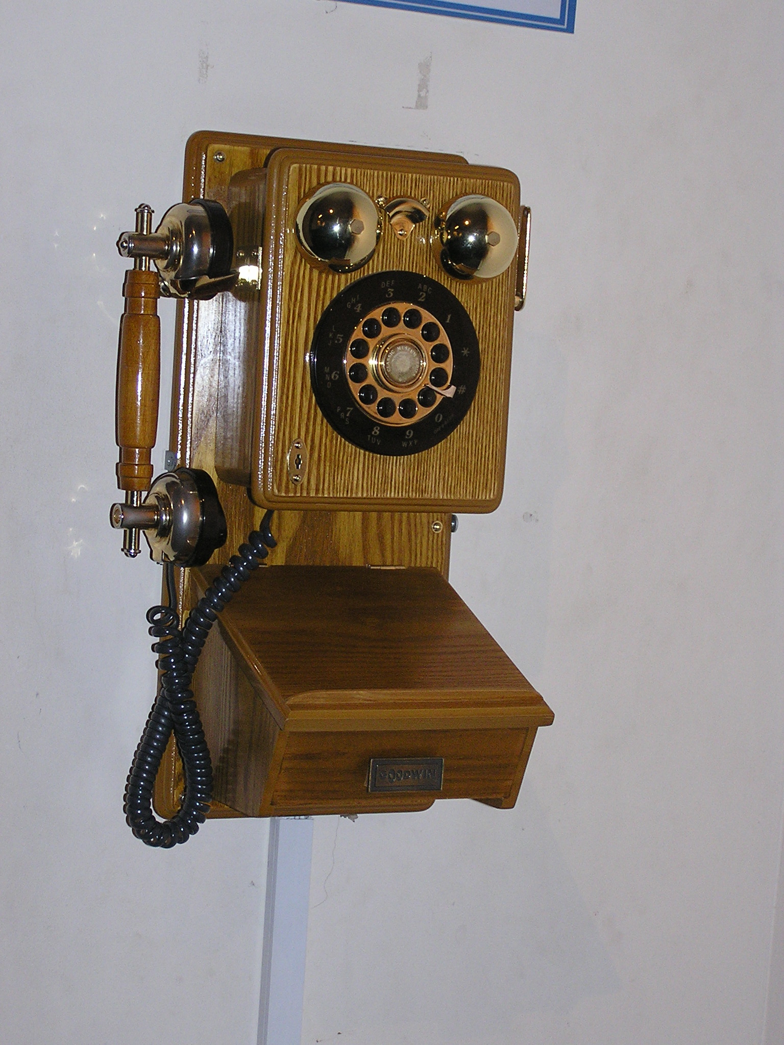 File:Telefono antiguo.JPG - Wikimedia Commons