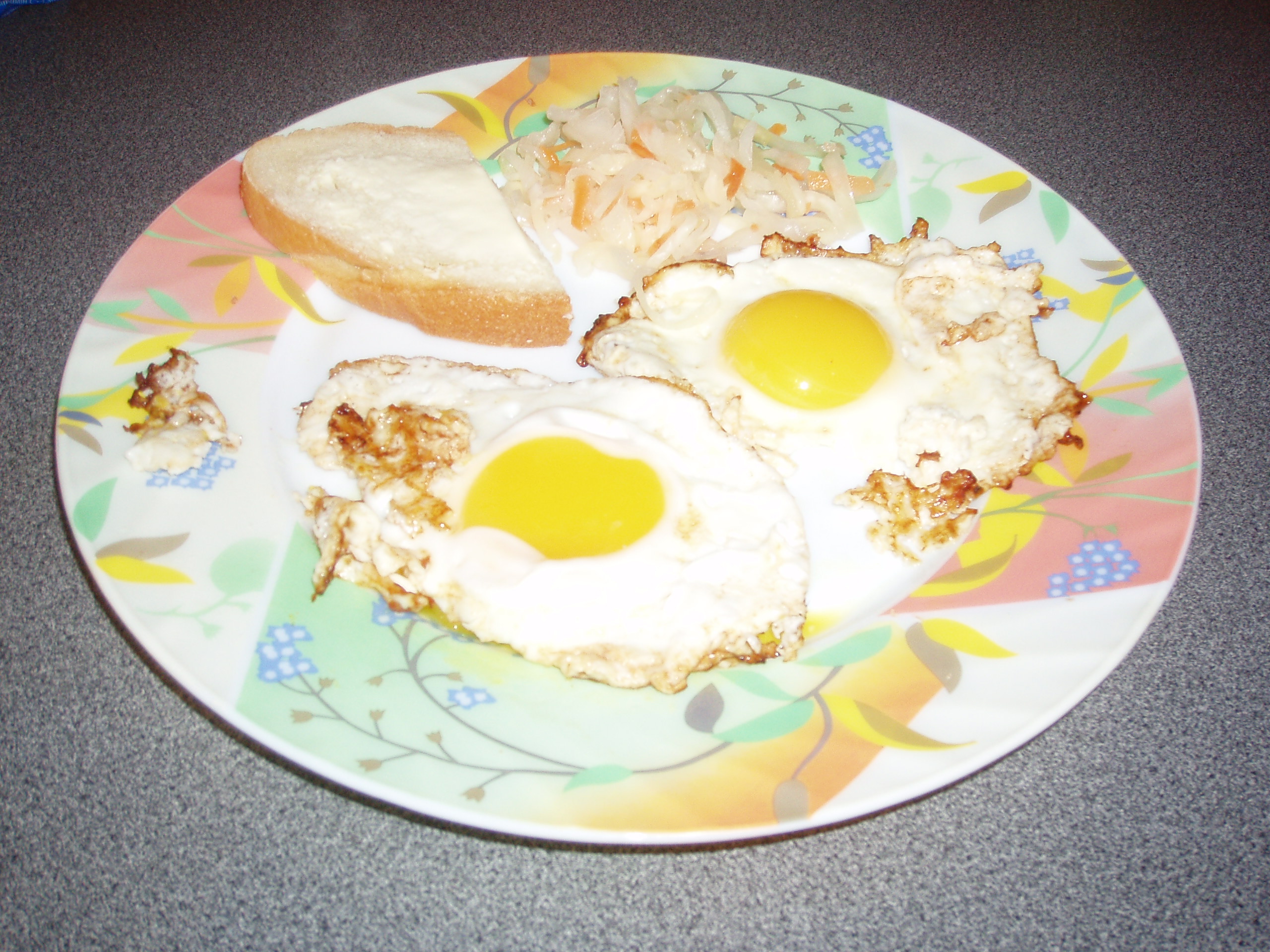Яйцо обжаренное с двух. Яичница. Яичница на тарелке. Яичница глазунья. Жареное яйцо на тарелке.
