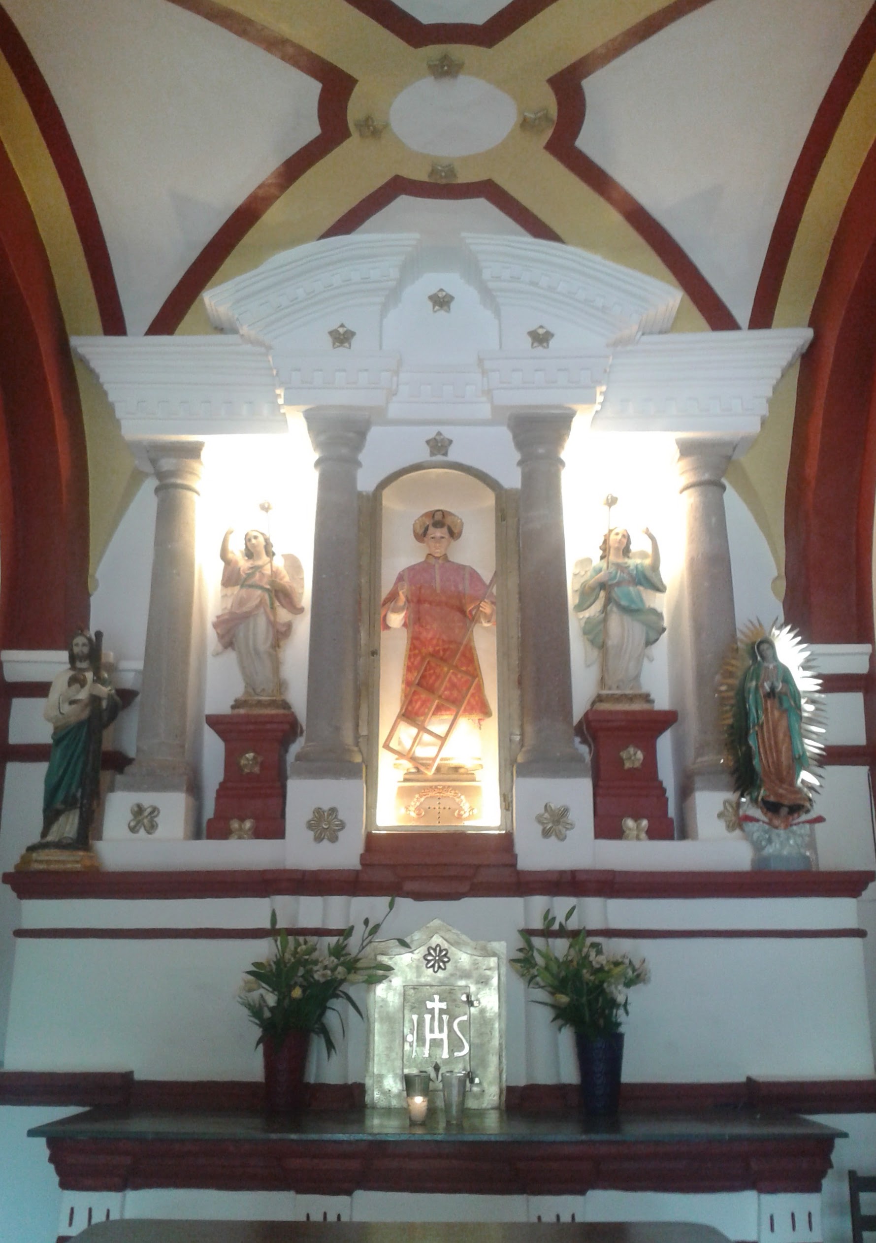 File:Altar de la parroquia de San Lorenzo Diácono y Má - Wikimedia  Commons