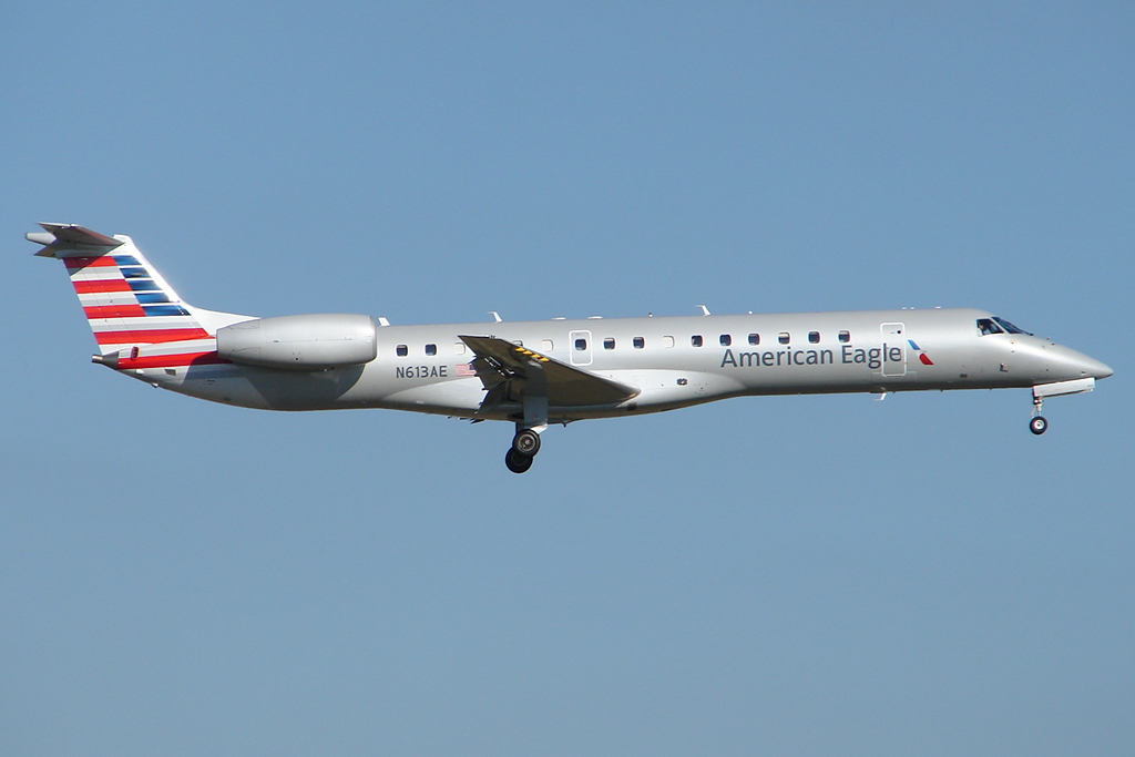 American Eagle EMB-145LR (N613AE) (10363529085).jpg