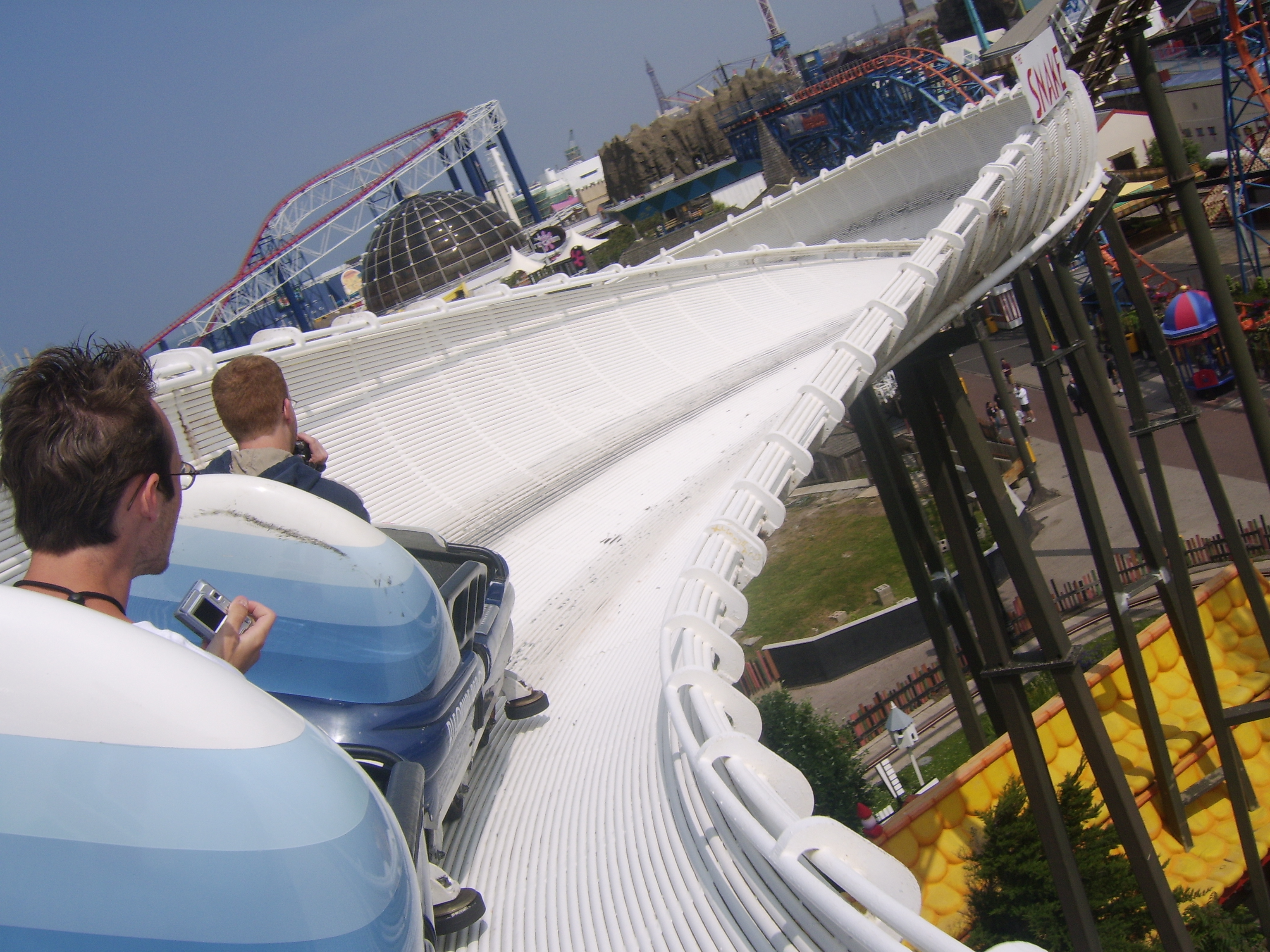 Fourth-dimension roller coaster - Wikipedia