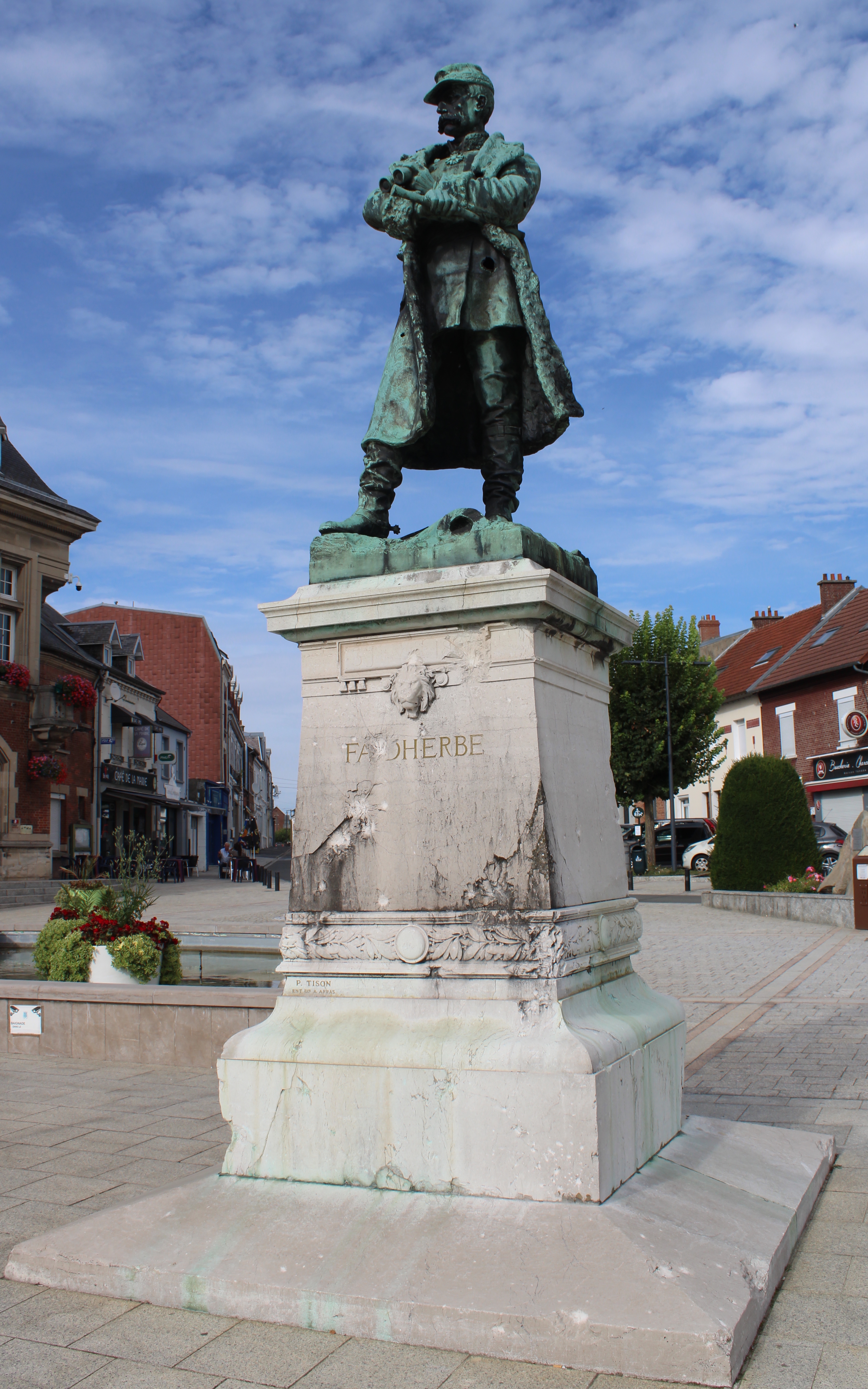 Faidherbe square. Франсуа Сертен де Канробер. Освальд Поль памятник.