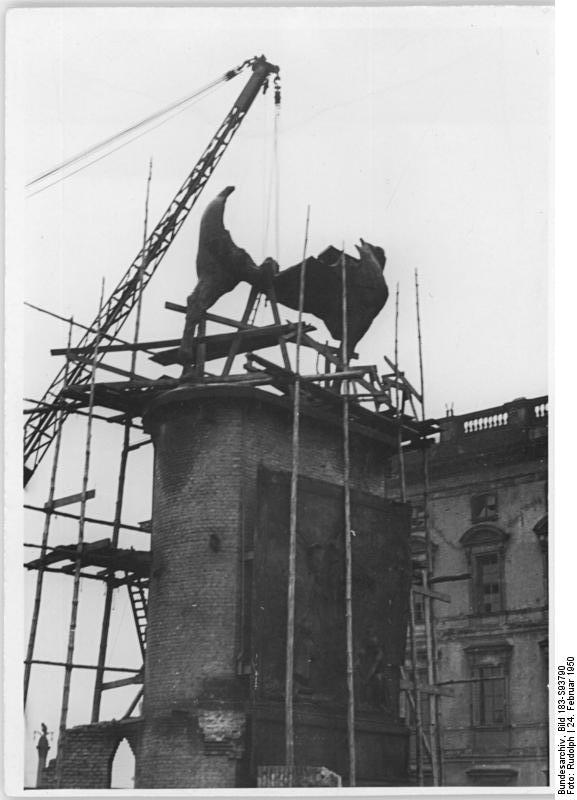 File Bundesarchiv Bild 1 S Berlin Demontage Nationaldenkmal Kaiser Wilhelm I Jpg Wikimedia Commons