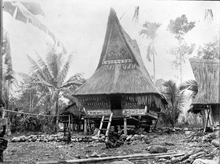 File:COLLECTIE TROPENMUSEUM Een Karo Batak huis TMnr 60004177.jpg