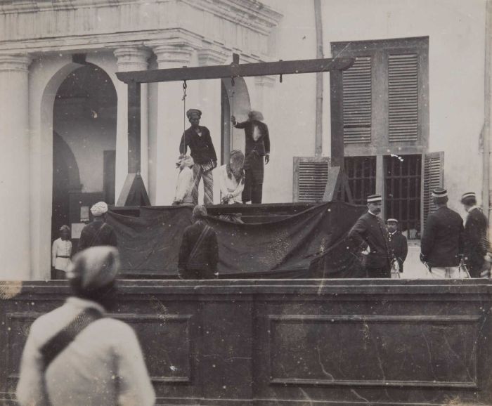 File:COLLECTIE TROPENMUSEUM Twee mannen worden opgehangen aan een galg voor het stadhuis in Batavia TMnr 60054686.jpg