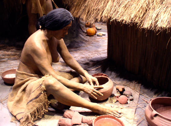 File:Cahokia diorama of pottery making HRoe 2010.jpg