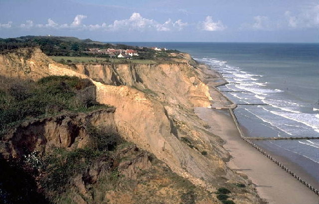 Chalk rafts in cliffs at Sidestrand - geograph.org.uk - 80097