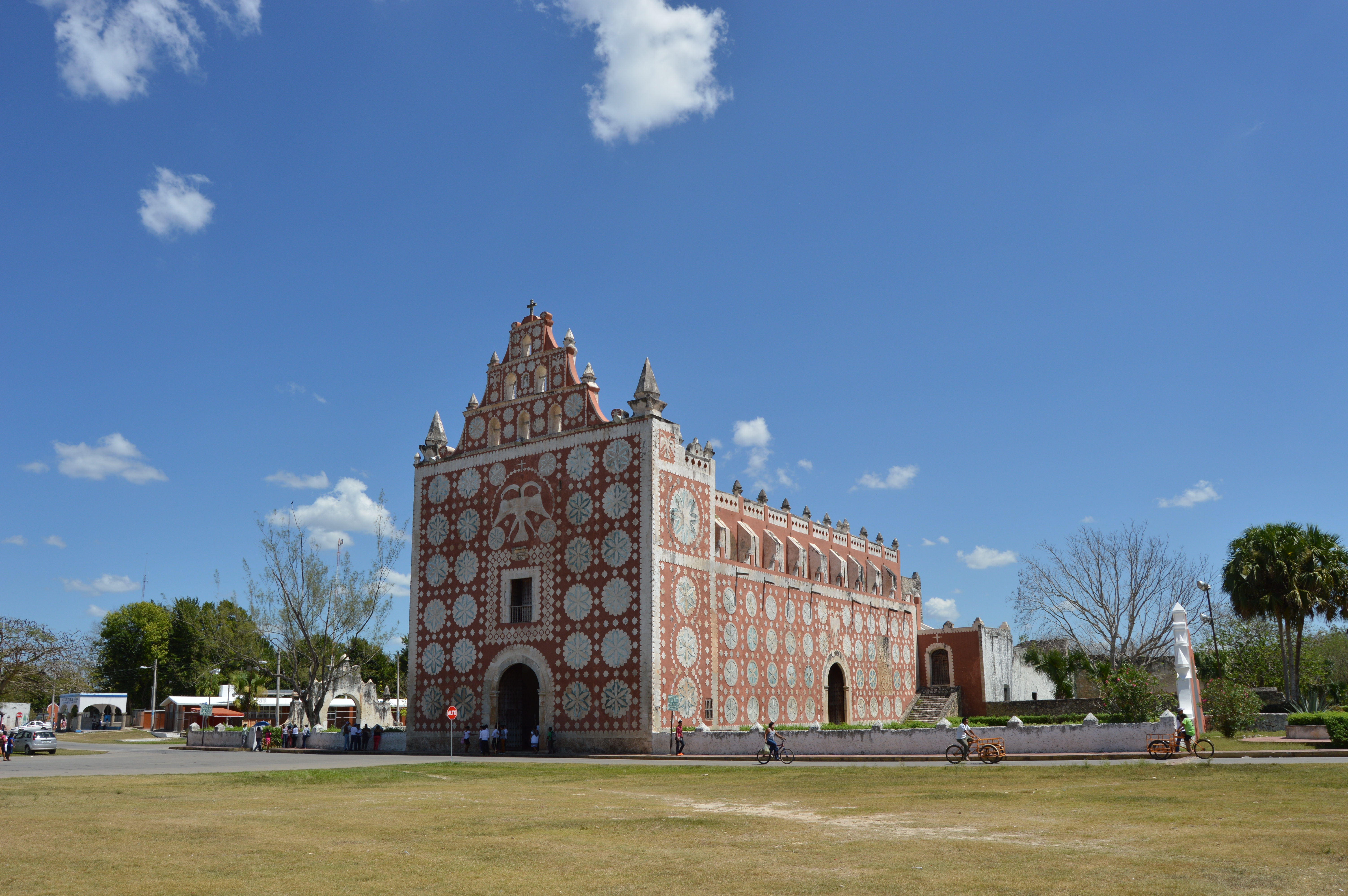 File:Convento de santo domingo, Uayma , Yucatán.  -  Wikimedia Commons