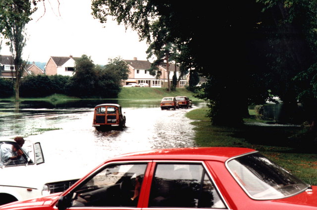 File:Flood Nuns Bridges Thetford 1987 - geograph.org.uk - 292471.jpg