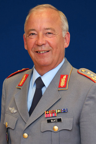 File:Generalleutnant Rainer Glatz.jpg