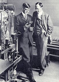 William Coolidge (à esquerda) e Willis R. Whitney (à direita) no Laboratório GE.  1920