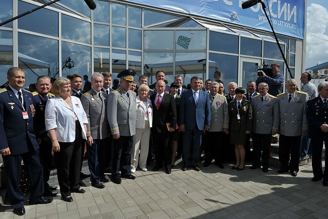 File:Kremlin.ru - With Air Force servicemen and veterans.jpeg