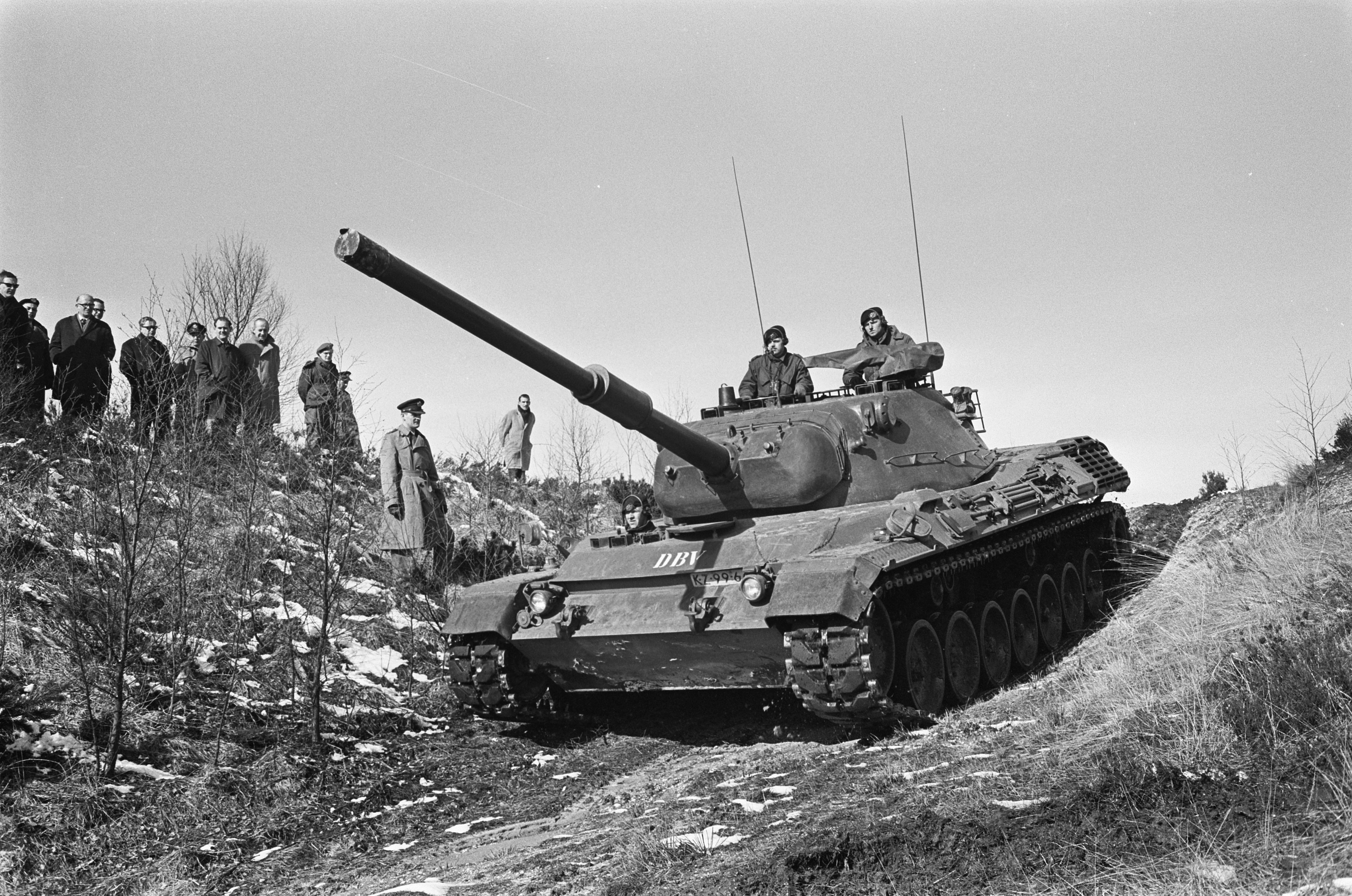 Landmacht_beproeft_tanks_op_Leusderheide._De_Duitse_tank_Leopard_in_aktie%2C_Bestanddeelnr_921-1131.jpg