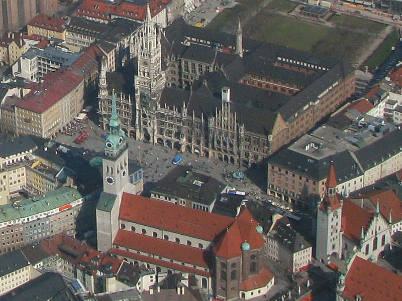 File:Luftbild München Marienplatz mit altem und neuem Rathaus.jpg