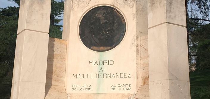 File:Monumento a Miguel Hernández en el Parque del Oeste en Madrid.png