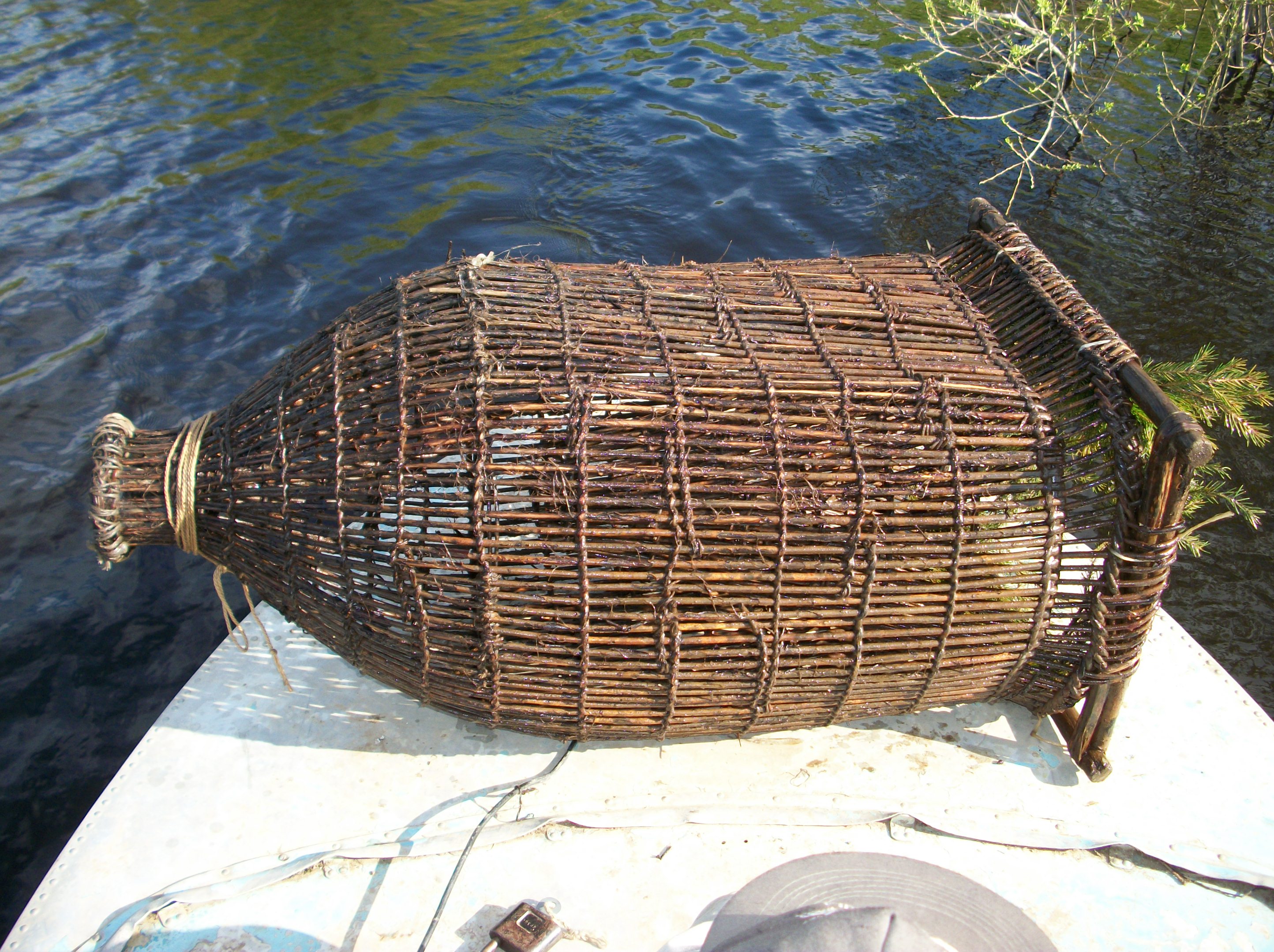 Ловушка для рыбы. Рыболовная снасть мордушка. Мордушка ЛОВУШКА для рыбы. Мордушка хантыйская. Рыболовная корчага морда.