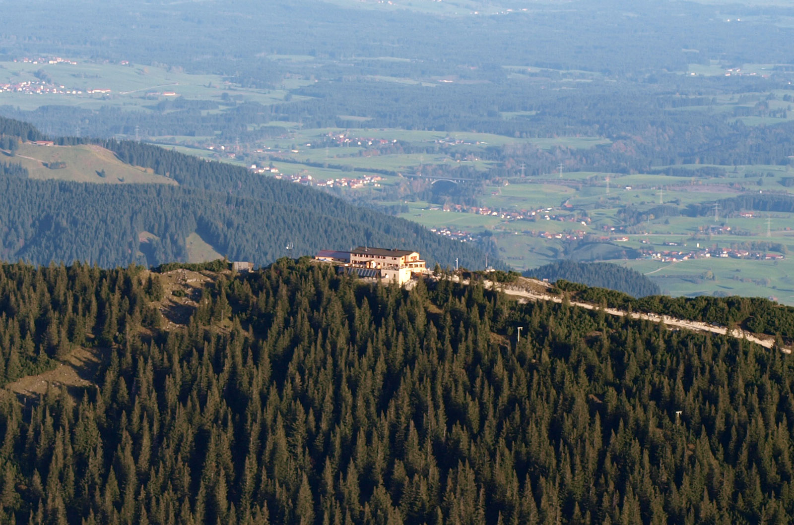 Die Ostlerhütte auf dem Breitenberg vom Aggenstein aus fotografiert