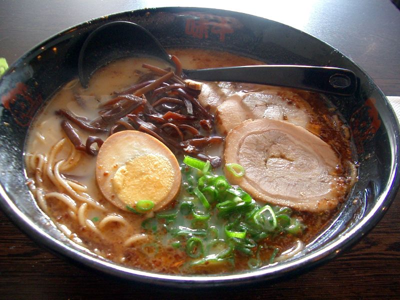 https://upload.wikimedia.org/wikipedia/commons/0/0b/Ramen_by_avlxyz_at_Ajisen_Ramen,_Melbourne.jpg