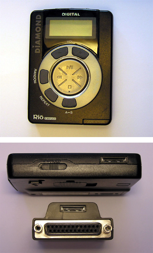 De Diamond Rio PMP300-mp3-speler, de eerste commercieel succesvolle mp3-speler uit 1998 met 32 MB geheugen. De onderste afbeelding toont de bovenkant van de mp3-speler (inclusief de gepatenteerde connector) en de meegeleverde parallelle poortadapter.