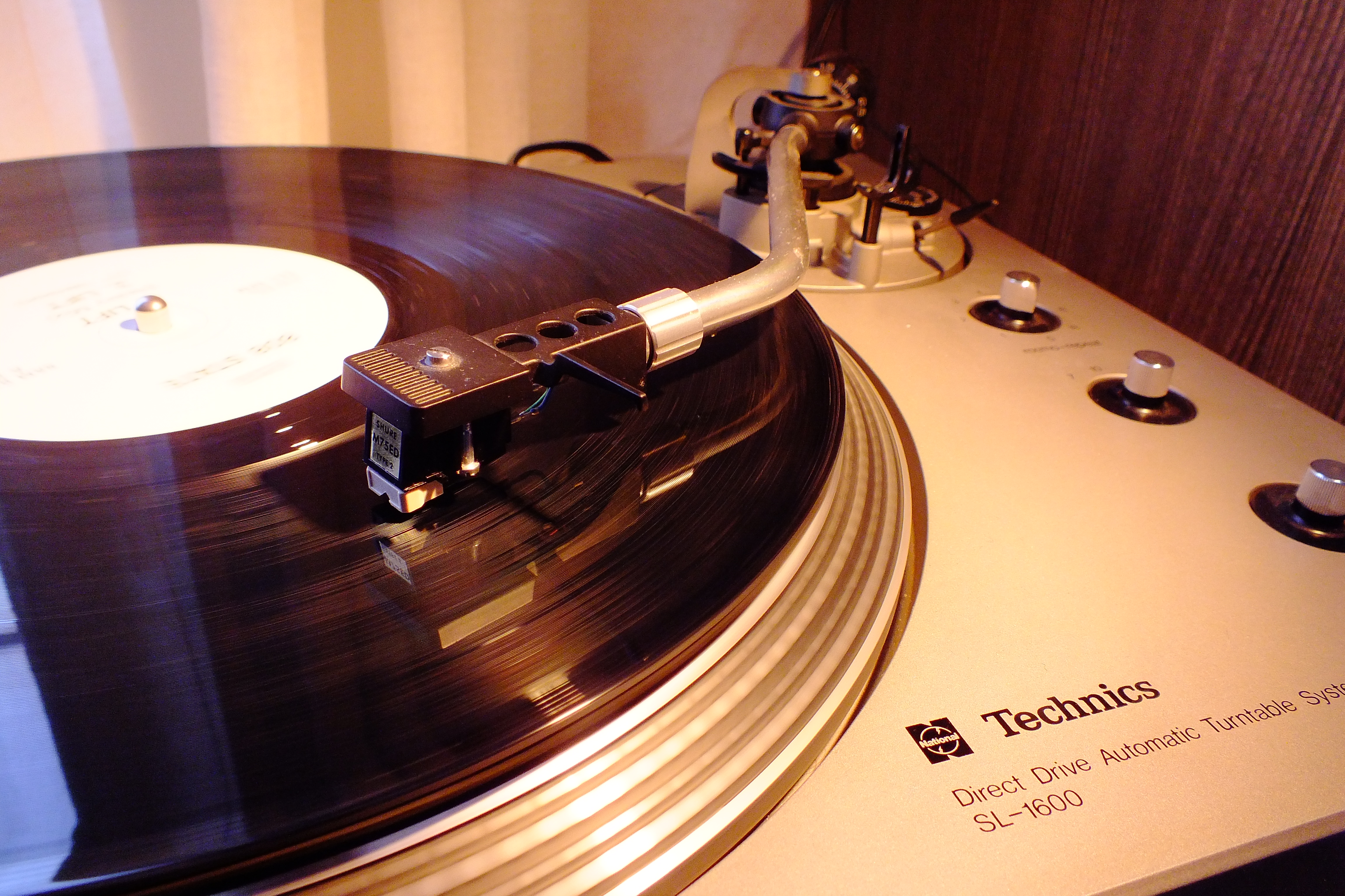 File:Technics SL-1600 turntable.JPG - Wikimedia Commons