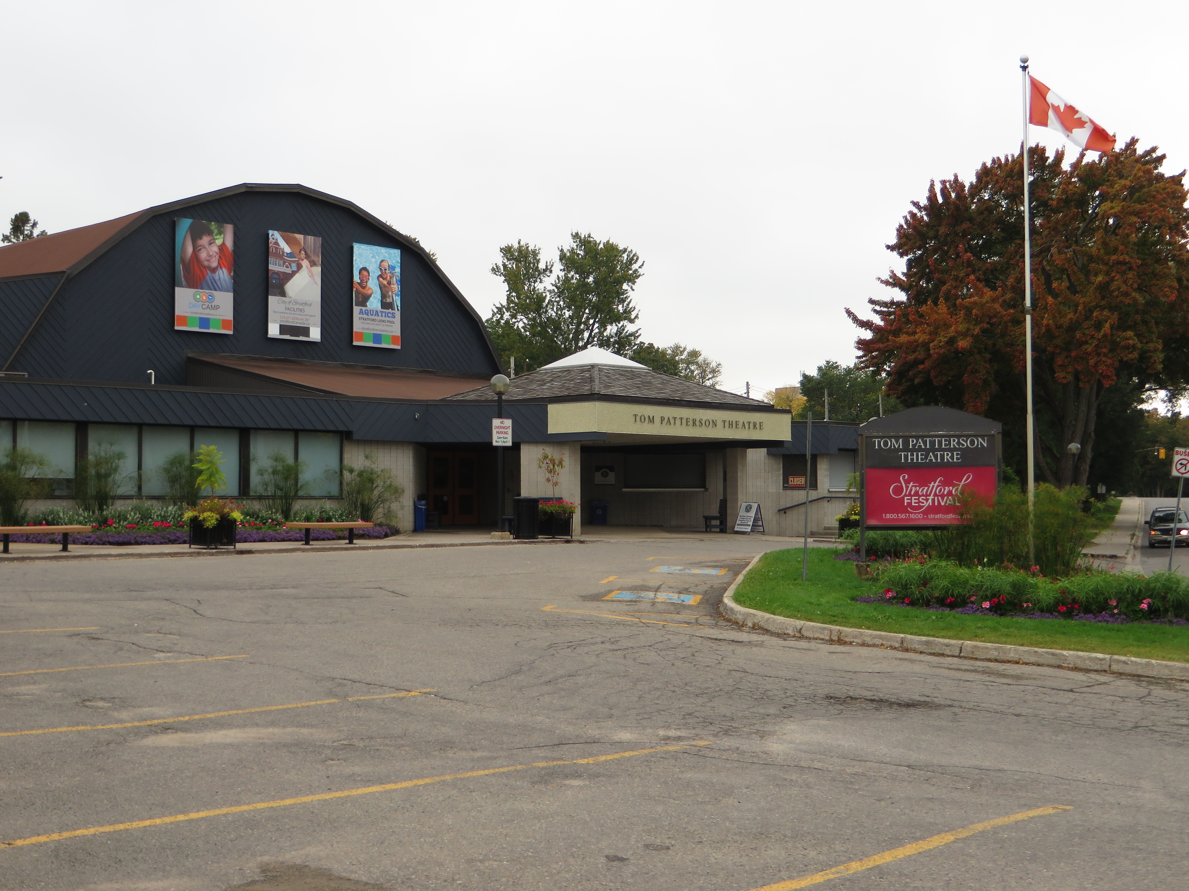 Tom Patterson Theatre, Stratford, Ontario (21827612062).jpg. 