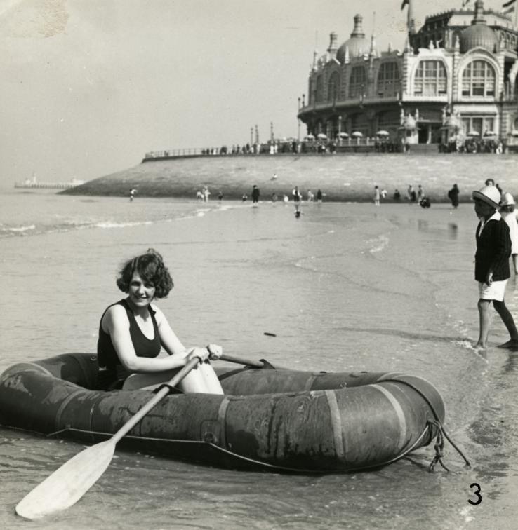 amplitude spreken Afstoting File:Vrouw in opblaasbare roeiboot - Woman in rubber dinghy  (3586142324).jpg - Wikimedia Commons