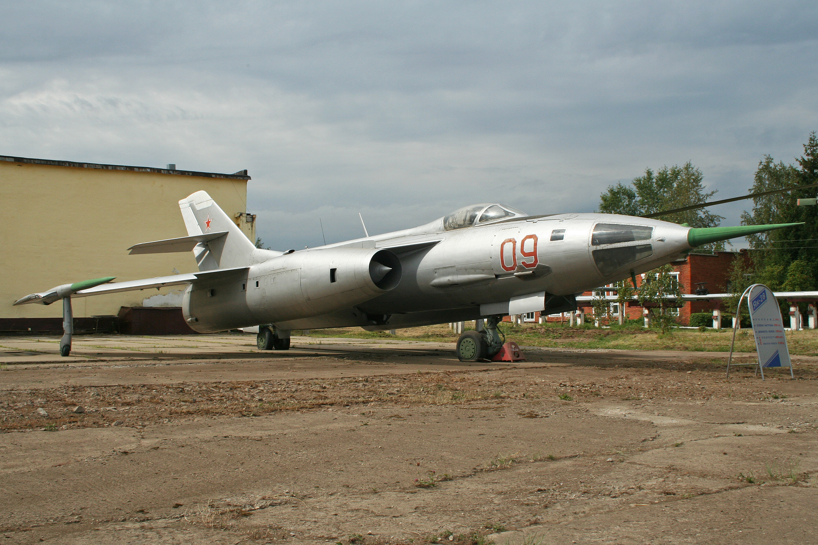 Yakolev_Yak-28L_Brewer-B_09_red_(7903015146).jpg