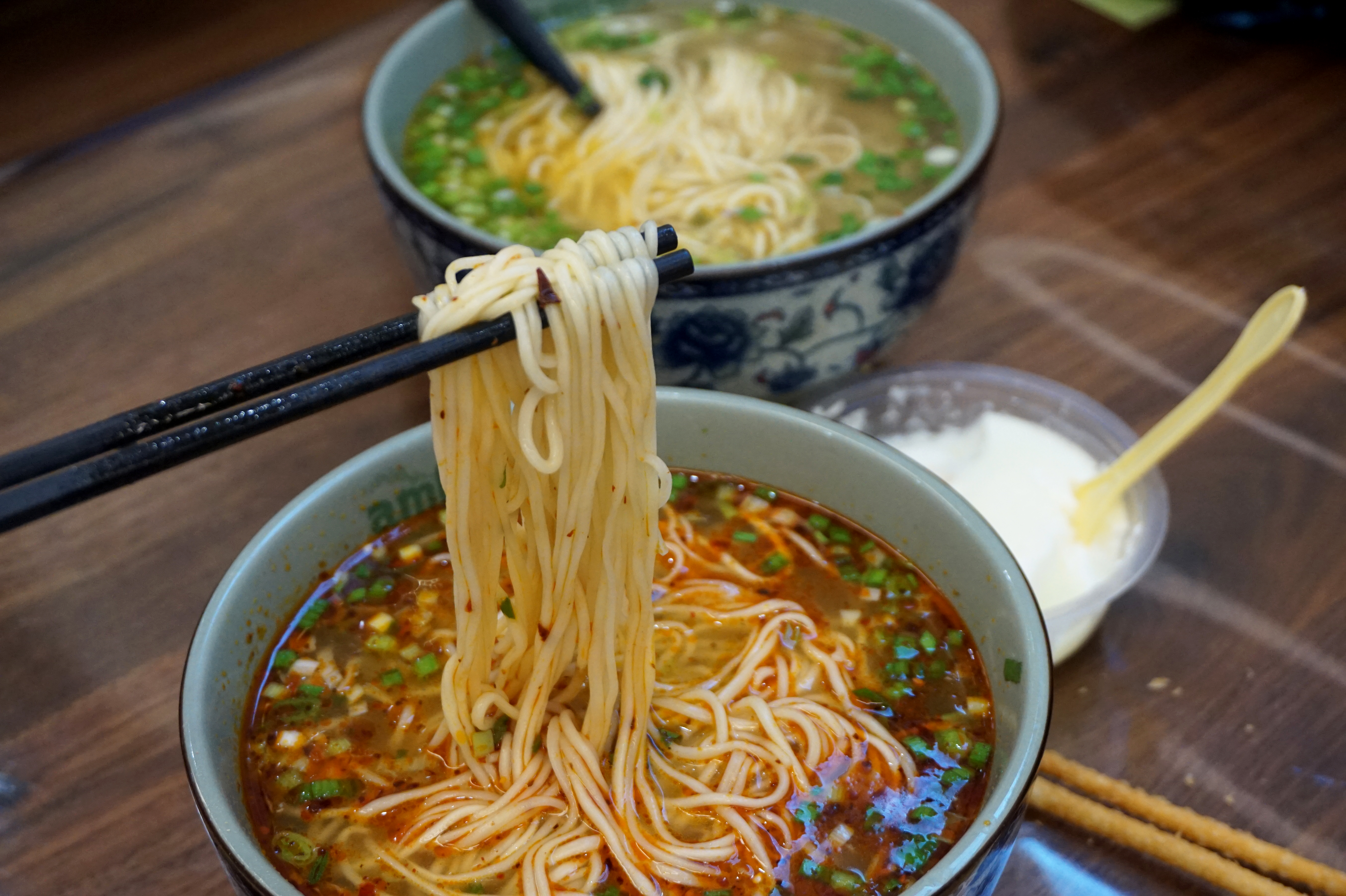 Fideos ramen cuenco oriental cocina japonesa tradicional. Caldo de