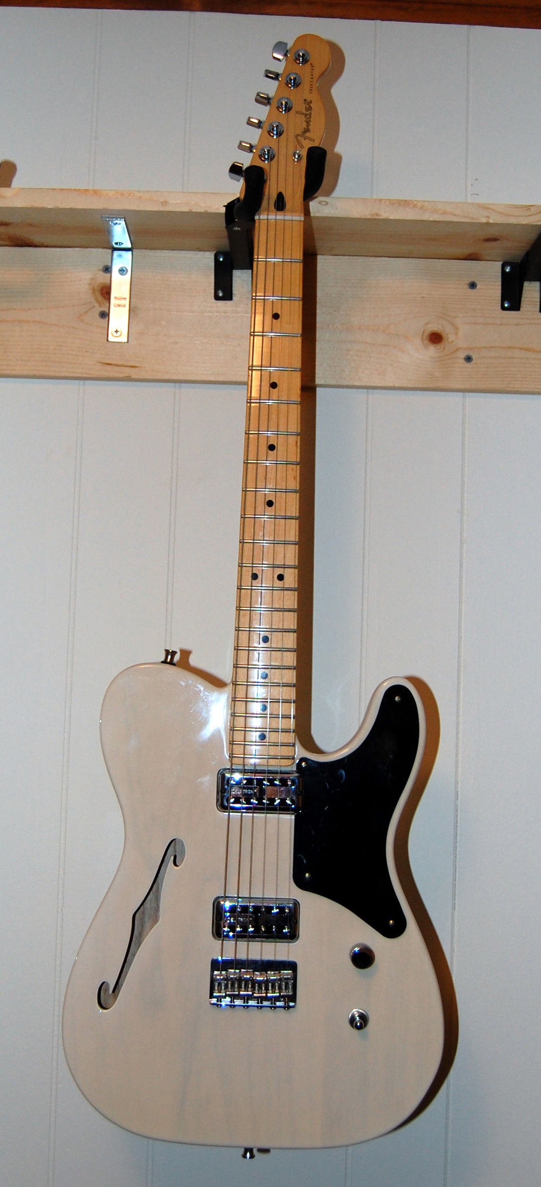 File:2012 Fender Telecaster Cabronita (Mexico) upright.jpg - Wikipedia